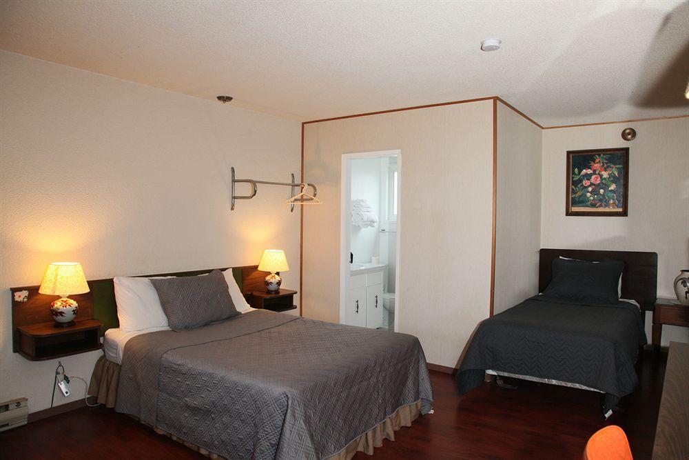 Cozy Court Motel Sechelt Esterno foto