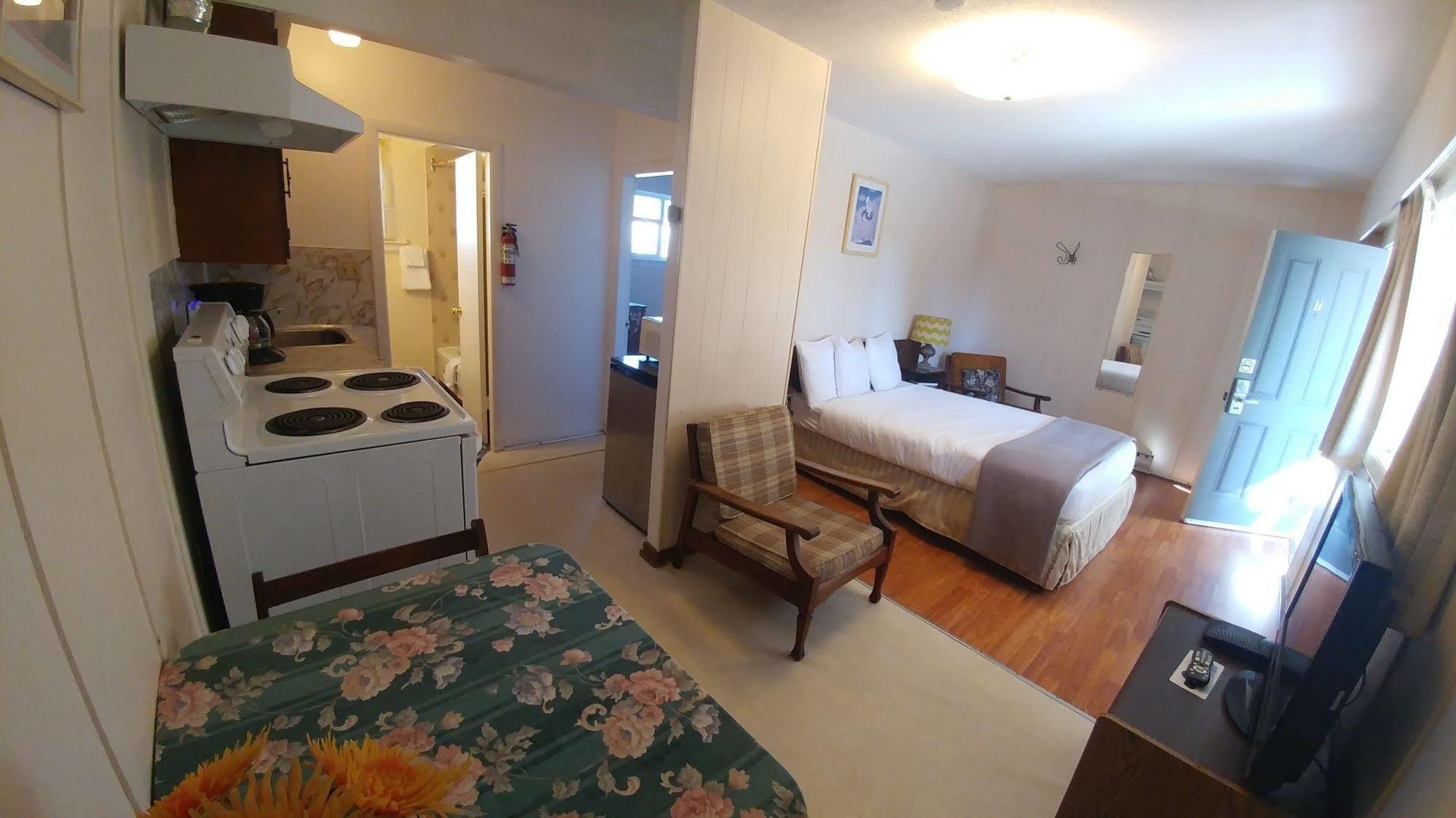 Cozy Court Motel Sechelt Esterno foto