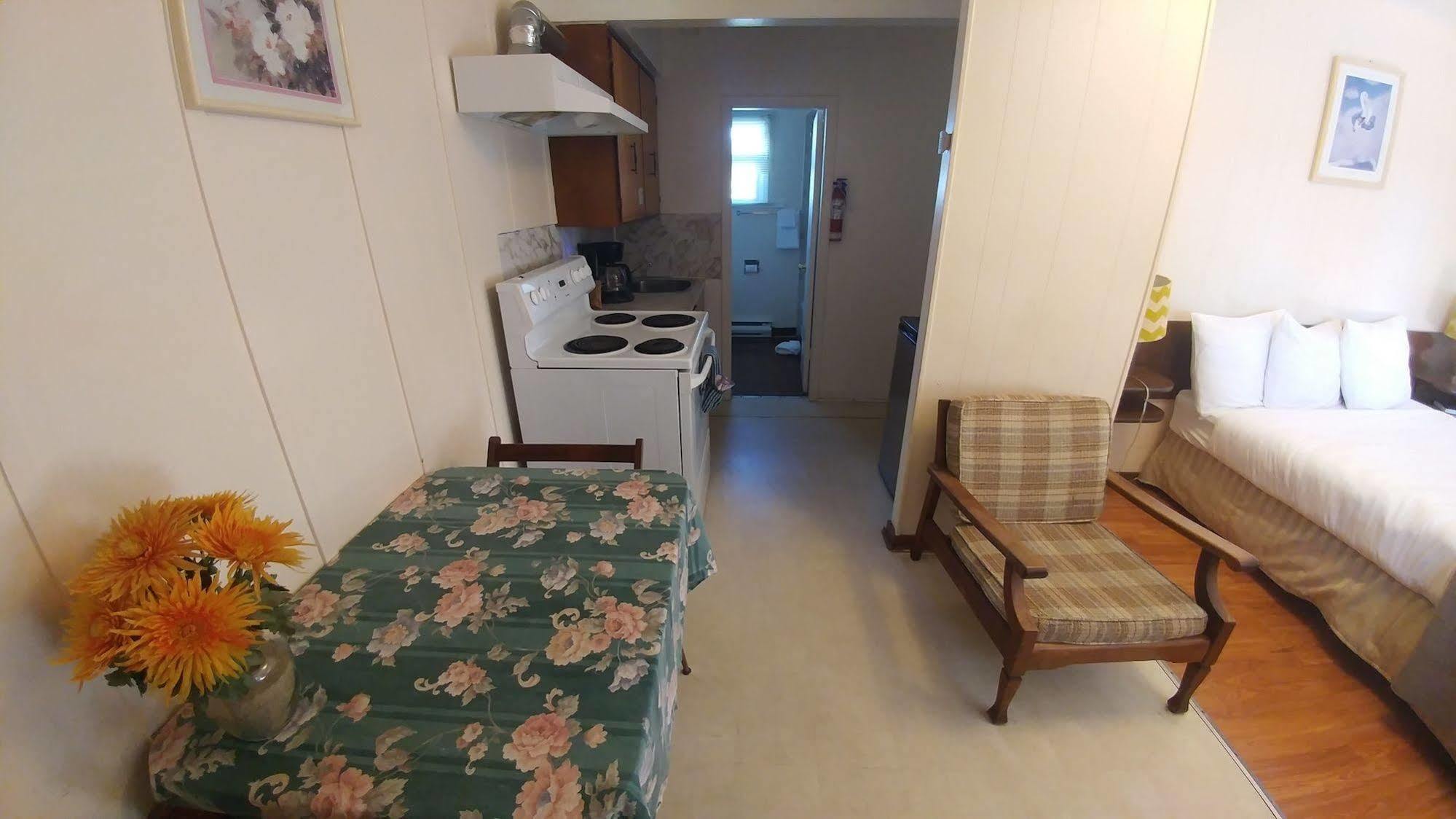 Cozy Court Motel Sechelt Esterno foto